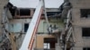 Para anggota tim tanggap darurat memeriksa kerusakan pada rumah sakit yang hancur akibat serangan rudal Rusia di Selydove, Donetsk, Ukraina, pada 21 November 2023. (Foto: Reuters/Alina Smutko)