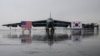 한국 청주 공군기지에 착륙한 미 공군 B-52H 전략폭격기 앞에 미한 양국 국기가 세워져있다. (자료사진)
