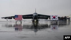 한국 청주 공군기지에 착륙한 미 공군 B-52H 전략폭격기 앞에 미한 양국 국기가 세워져있다. (자료사진)