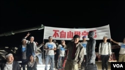 6月2日，加州自由雕塑公園紀念六四35週年活動的參與者還原六四前夜場景。 （美國之音 張木林）