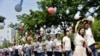 Çiftet kineze duke marrë pjesë në një ceremoni martesash në masë në Rugao, provinca Jiangsu