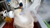Yoshimi Terasawa, kepala produsen sake Tokyo Port Brewing, tengah mengukus nasi sebagai bagian dari proses pembuatan sake di tempat pembuatan sake di Tokyo, Jepang, pada 9 Juli 2024. (Foto: Reuters/Kim Kyung-Hoon)