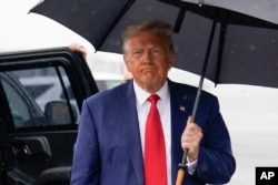 Bivši predsjednik Donald Tramp obraća se novinarima na aerodromu u Arlingtonu, u Virdžiniji (Foto: AP/Alex Brandon)
