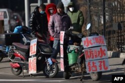 中國遼寧省瀋陽市的一條街道上農民工等著“趴活兒”。 (2023年2月6日)