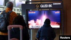 民眾在南韓首爾一個火車站觀看北韓發射洲際彈道導彈的電視新聞。（2023年3月16日）