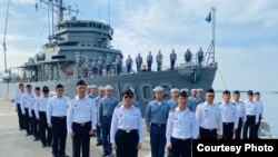 位于高雄、已退伍的前台湾海军扫雷舰舰长叶姸伶（中）曾是舰上唯一的女生（照片提供：叶姸伶）