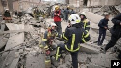 Vatrogasci i spasioci pretražuju štetu nastalu u ruskom napadu na Kijev, Ukrajina, 25. marta 2024.