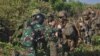 Tentara Marinir TNI AL berkoordinasi dengan Tentara Marinir Amerika Serikat dalam operasi serbuan pantai latihan gabungan militer Super Garuda Shield di Pantai Banongan, Jawa Timur, Minggu, 10 September 2023. (Foto: Indra Yoga/VOA)