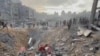 Warga Palestina berusaha mencari korban selamat di antara reruntuhan bangunan, pasca serangan Israel terhadap kamp pengungsi di Jabalia, Jalur Gaza utara, Selasa 31 Oktober 2023.