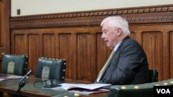 香港最後一位總督彭定康(Chris Patten)在英國國會中指責在香港的外國法官」扼殺「香港的民主運動。 （美國之音李伯安，2024年5月14日）