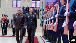 Ruski ministar odbrane Sergej Šojgu, levo, i kineski ministar odbrane general Li Šangfu prisustvuju ceremoniji u Moskvi, 18. aprila 2023. (Foto pres službe ruskog Ministarstva odbrane preko AP)