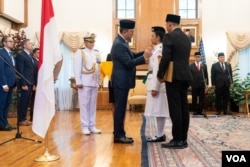 Duta Besar RI untuk AS, Rosan Roeslani mengukuhkan anggota Tim Paskibra 2023 di Wisma Indonesia di Tilden, Washington, DC (foto: Banny R./VOA).