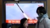 2023年2月24日，在南韓首爾的首爾火車站播放的新聞節目中，電視屏幕顯示了北韓導彈發射的畫面。