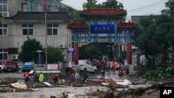 北京門頭溝區遭洪水襲擊道路被毀。 （2023年7月31日）