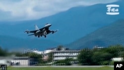 這張來自台灣軍事新聞通訊社發佈的視頻截圖顯示,2023年8月20日,一架F-16從台灣東南部花蓮縣花蓮空軍基地起飛。