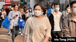 香港政府3月1日開始撤銷防疫”口罩令”，市面上大部分市民仍然戴著口罩。(美國之音湯惠芸)