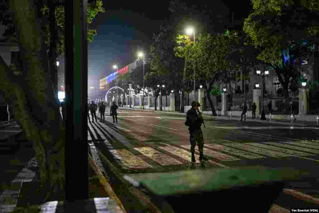 Bolivarian National Guard soldiers stand guard at the entrances to the Miraflores Palace, the seat of the Venezuelan government, shortly before the announcement of the presidential election results, in Caracas, July 29, 2024. 