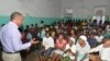 Primeiro-ministro de Cabo Verde, Ulisses Correia e Silva, e emigrantes em São Tomé