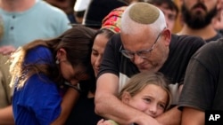 Članovi porodice tuguju za izraelskim vojnikom na groblju u Jerusalimu, 12. oktobar, 2023. (Foto:AP/Francisco Seco)