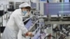 中國江蘇省宿遷市一家半導體芯片公司的工人在生產線上。（2023年2月28日）