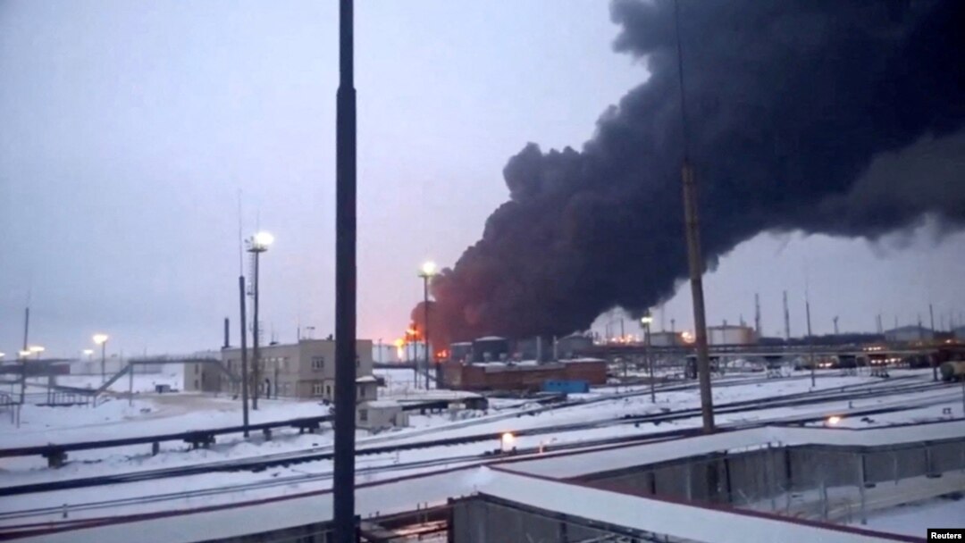 Moshi ukifuka baada ya ndege isiyokuwa na rubani ya Ukraine kushambulia kiwanda cha kusafisha mafuta, Ryazan, Russia. March 13, 2024.