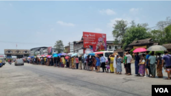 မြဝတီ-မဲဆောက် တံတားအမှတ် (၁) ကို ဖြတ်ကူးကြမည့် မြန်မာနိုင်ငံသားများ (ဓါတ်ပုံ - VOA)