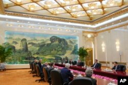 中國領導人習近平（右二）與美國國會參議院多數黨領袖查克·舒默（左四）在北京人大會堂舉行雙邊會議。（2023年10月9日）