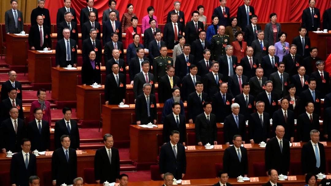 中國領導人習近平與他的六名中共中央政治局常委出席北京人大會堂舉行的全國政協會議開幕式。(2024年3月4日)