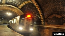 Voz ulazi na platformu stanice (Foto: Marc Hermann, MTA New York City Transit.)