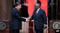 2023 年 22 日，中国国家主席习近平（左）与南非总统拉马福萨在南非比勒陀利亚联合大厦举行联合记者会后握手。 。