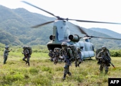 2024년 8월 12일 미한 연합훈련인 을지프리덤실드(UFS) 훈련 중에 한국 군인들이 CH-47 치누크 헬리콥터에서 내리고 있다.