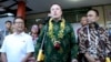 Elon Musk, tengah, berbicara kepada media selama peluncuran layanan internet satelit Starlink di Denpasar, Bali, 19 Mei 2024 lalu. Pemerintah merayu Musk agar meluncurkan lebih banyak satelit dari wilayah Indonesia.
