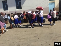 Bayakhala abazali ngokuswelakala kwemali yezifundo zabantwana. (VOA)