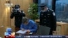 中國官媒CCTV播放警察對諮詢企業凱勝融英進行突襲搜查的錄像。（2023年5月9日）