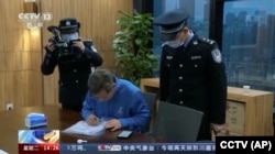 中國官媒CCTV播放警察對諮詢企業凱勝融英進行突襲搜查的錄像。（2023年5月9日）