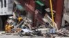 Personel militer membantu upaya penyelamatan korban selamat di sebuah bangunan yang rusak di Hualien, setelah gempa besar melanda timur Taiwan. (Foto: AFP) 