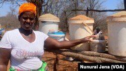 Mumwe wevanotengesera parutivi pemugwagwa, Amai Angeline Chaka.
