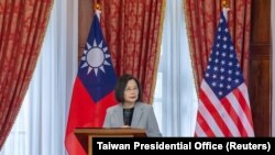 台灣總統蔡英文在與美國國會眾議院外交事務委員會主席麥考爾舉行午餐會時發表講話。(2023年4月10日)