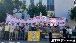 2023年10月14日在中國駐洛杉磯領事館舉行了四通橋事件一週年抗議活動-活動代表發言。（張木林）