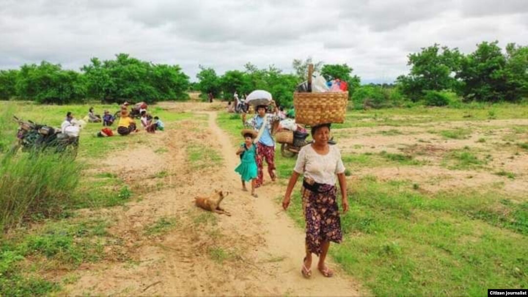 ပုလဲမြို့နယ်ကျေးရွာတချို့ စစ်ဘေးလွတ်ရာ တိမ်းရှောင်နေကြစဥ်။ (ယခင်မှတ်တမ်းရုပ်ပုံ)