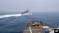 美國海軍發佈的視頻截圖顯示一艘中國軍艦在台灣海峽從美國“鍾雲”號驅逐艦前方越過。(2023年6月3日）