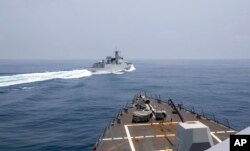 2023年6月3日,中國軍艦在台灣海峽從美國海軍驅逐艦“鍾雲號”航道前面切過。
