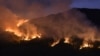 Api yang berkobar sejak pertengahan Agustus menghanguskan pegunungan saat musim kemarau di Taman Nasional Bromo Tengger Semeru, Jawa Timur, 9 September 2023. Kebakaran terjadi sejak 17 Agustus 2023. (Aman ROCHMAN / AFP)