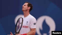 Petenis Inggris Andy Murray berlatih dalam sesi latihan di Roland-Garros, Paris, pada 22 Juli 2024, menjelang Olimpiade Paris. (Foto: Reuters/Claudia Greco)