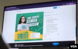 Jasa joki skripsi ditawarkan secara gamblang di media sosial, lengkap dengan tarif masing-masing paket pengerjaan (Rivan Dwiastono/VOA)
