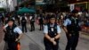 2023年6月4日，1989年北京天安門廣場鎮壓34週年之際，中國香港警察在市中心待命，附近是以往通常舉行燭光守夜活動的場所。（路透社圖片）