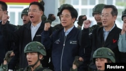 資料照片：台灣總統賴清德視察花蓮一處軍事基地時與國軍官兵在一起。（2024年5月28日）