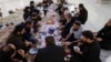 Umat ​​Muslim berkumpul untuk berbuka puasa pada hari pertama Ramadan di Masjid Sheikh Abdul Qadir Jailani di Baghdad, Irak (foto: dok). 