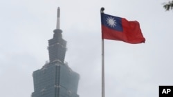 台灣的青天白日滿地紅旗幟在台北101大樓旁飄揚。（2023年5月7日）