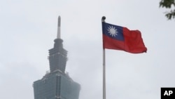 台灣旗幟在台北101大廈旁飄揚。（2023年5月7日）